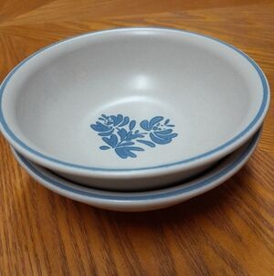 2 Vintage Pfaltzgraff Yorktowne Cereal Bowls Size:OS   Pfaltzgraff